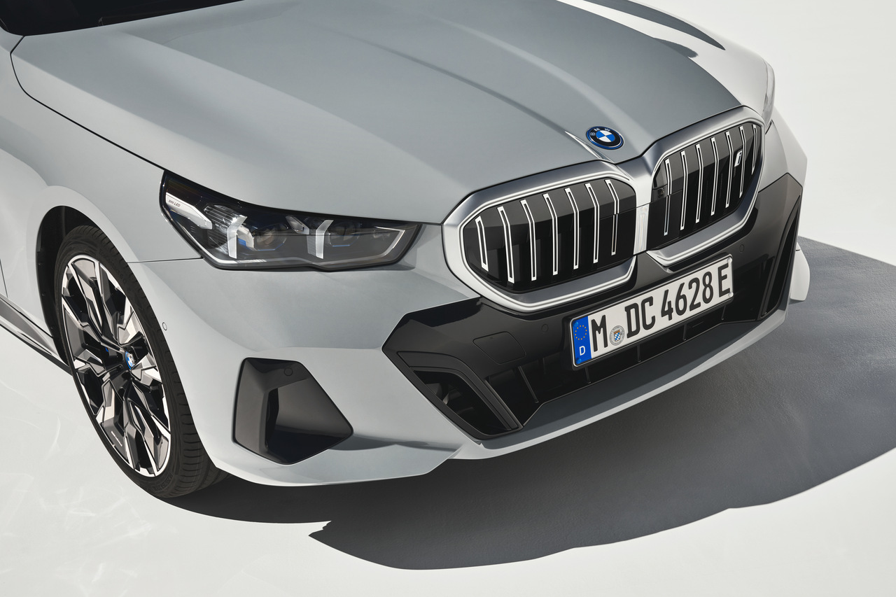 BMW i5 Grau Frontansicht